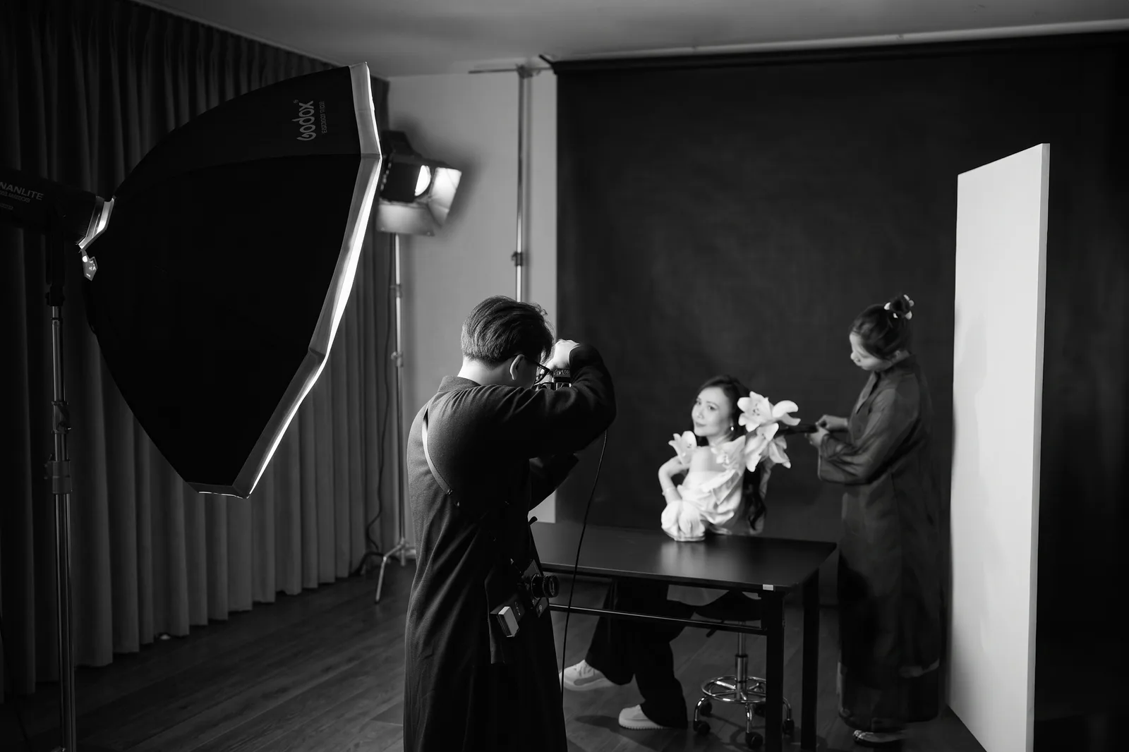 Photographer làm việc với đèn studio trong một set chụp tại Gạo Nâu