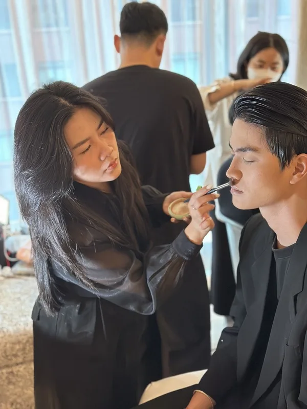 Makeup artist Gạo Nâu trang điểm cho khách trong một buổi làm việc thật